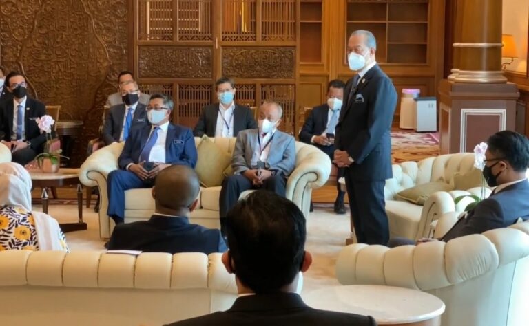 [VIDEO] ‘Saya rasa lega’. Jawatan itu keduniaan, keredaan Tuhan lebih penting – Muhyiddin