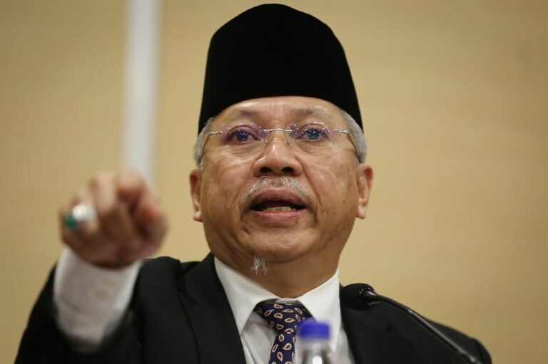 Pembangkang banyak cakap, tak peduli urus Covid-19 – Annuar