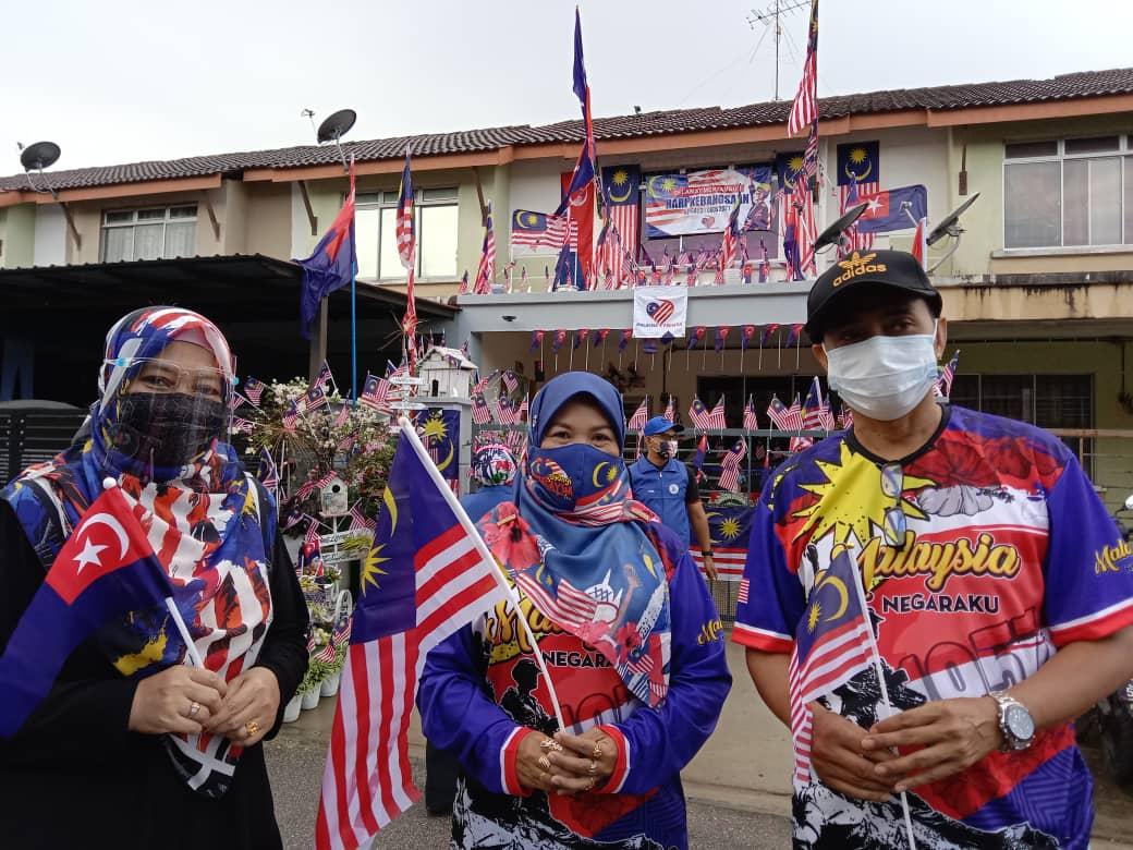 Suri rumah pasang 500 Jalur Gemilang depan rumah sempena Hari Kebangsaan
