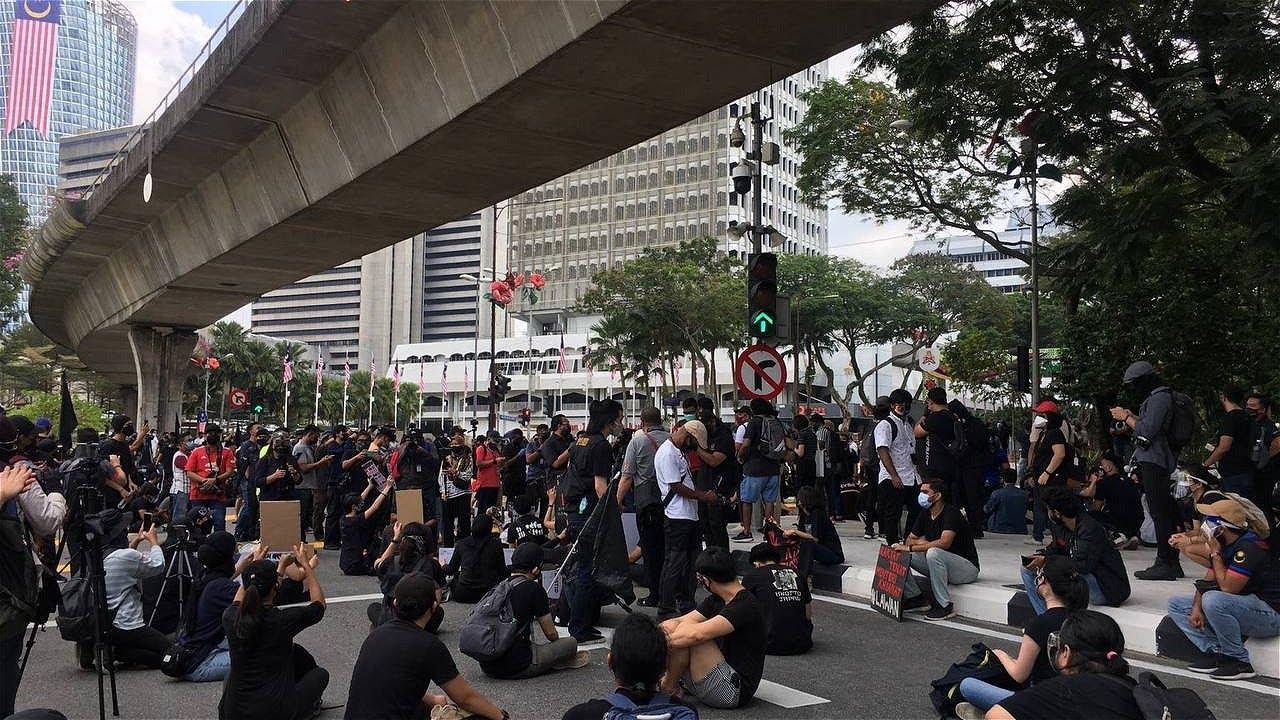 Netizen kecam, kutuk perhimpunan baju hitam