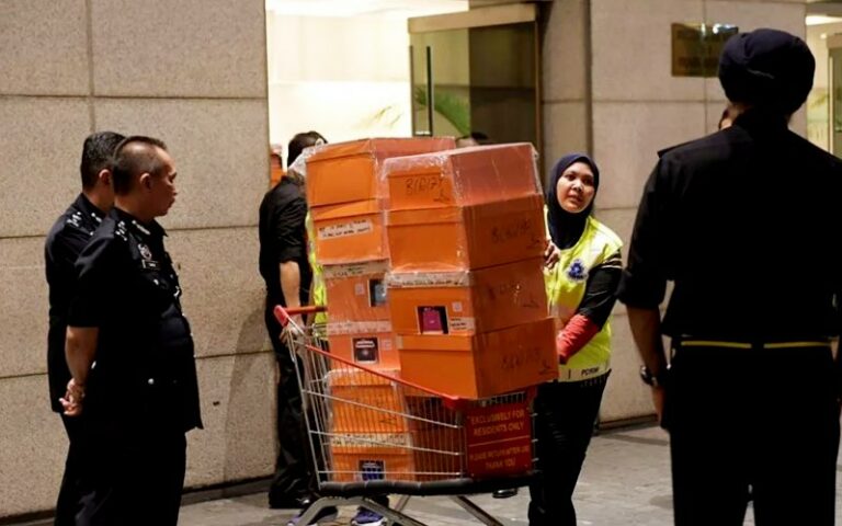 Najib, Rosmah dibenarkan periksa 90 kotak barang kemas di Bank Negara
