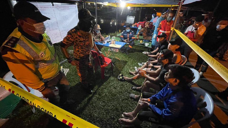 7 remaja sesat di Jeram Gunung Hitam dibawa keluar