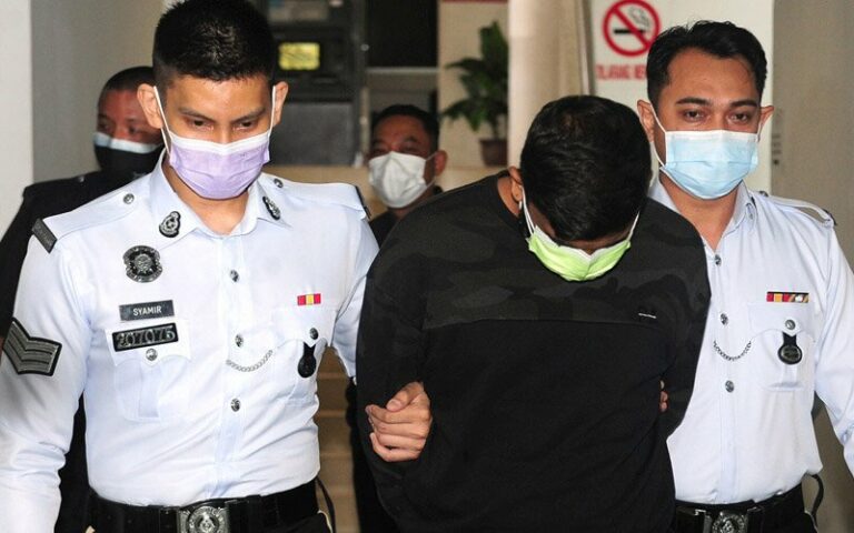 Pandu lawan arus: pegawai pemasaran didakwa bunuh dua remaja