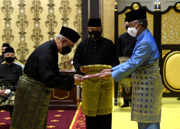 Noh, Mohamad angkat sumpah jawatan