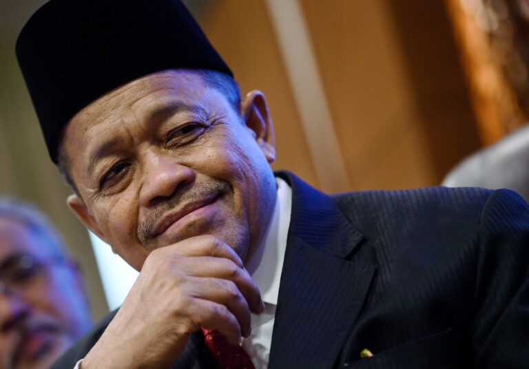 Shahidan sindir dewan rakyat, cadang pasport Rosmah dipulangkan seperti Zahid Hamidi