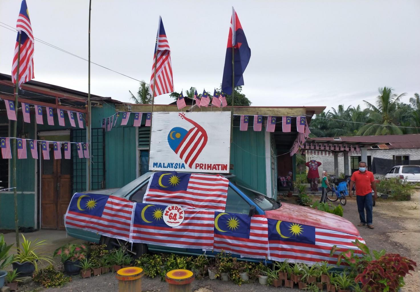 Meja makan dilukis logo kemerdekaan ke-64
