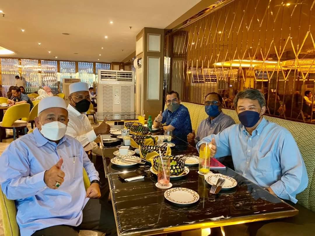 Tok Mat & Tuan Ibrahim minum petang, cari titik persamaan