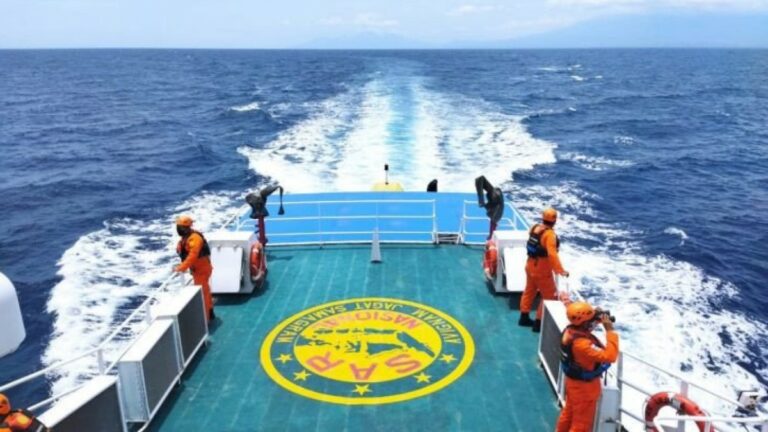 Kapal kargo Indonesia karam, 9 anak kapal hilang