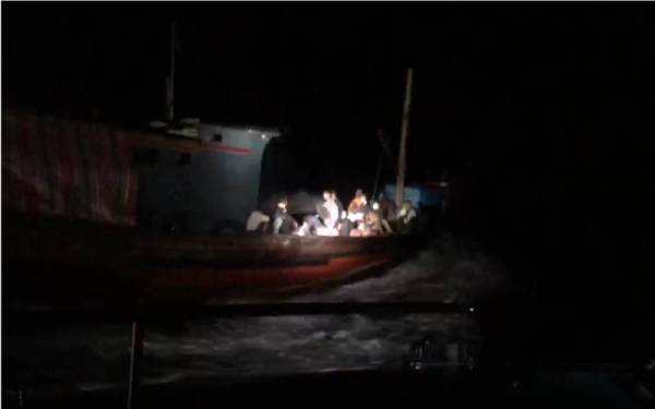 Maritim halau bot cuba seludup masuk 40 PATI