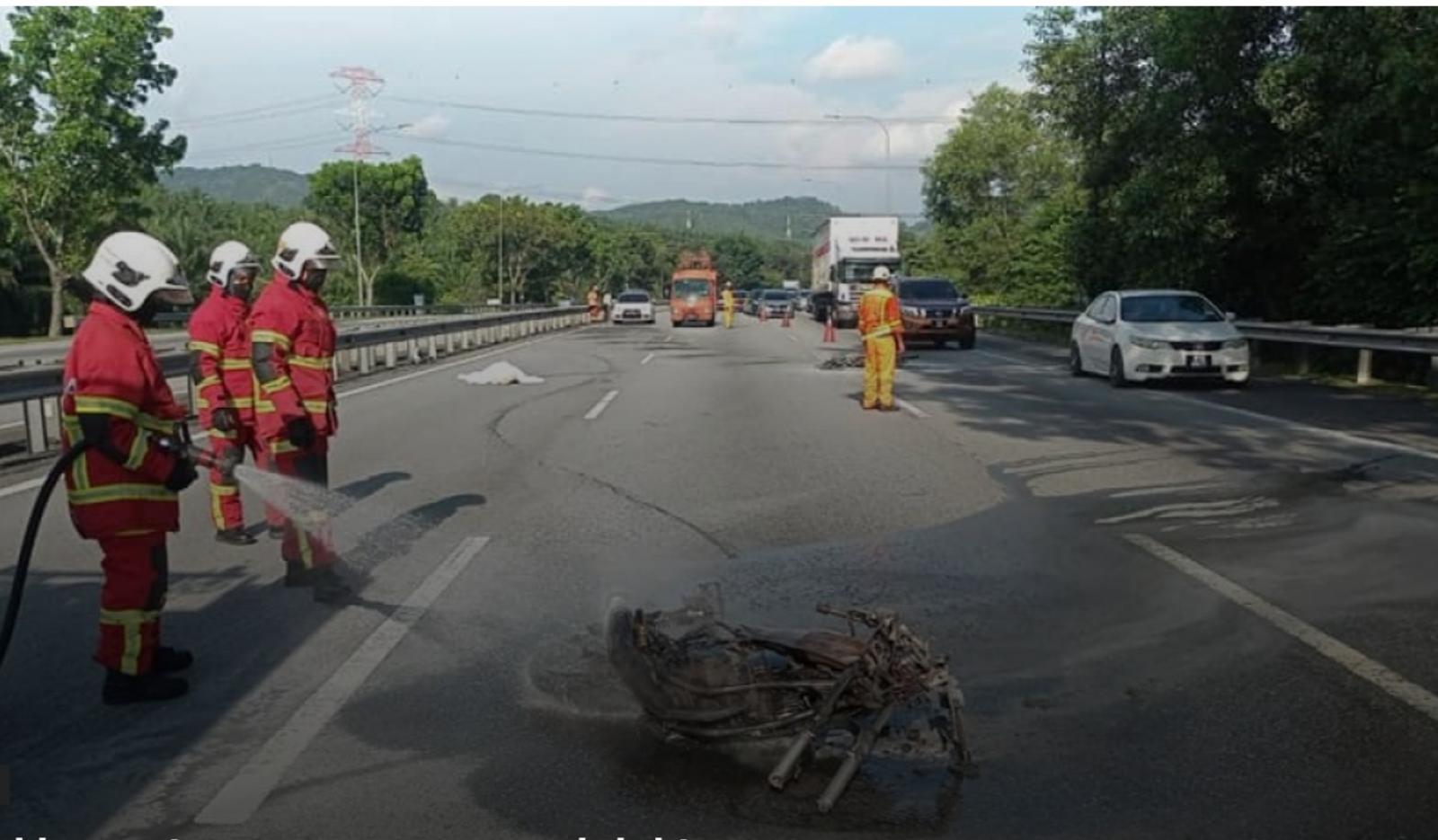 Dua motosikal berkonvoi terbakar, seorang maut