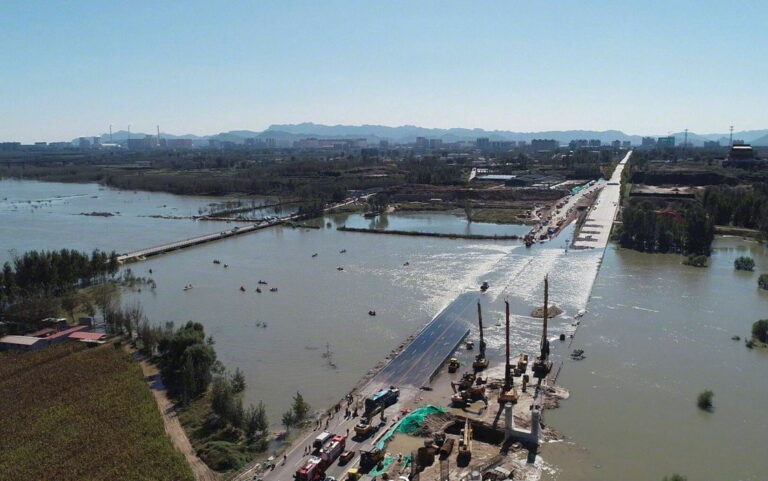 13 maut bas terjunam ke sungai