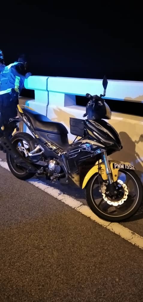 Tinggal motosikal sebelum jatuh Jambatan Kedua Pulau Pinang