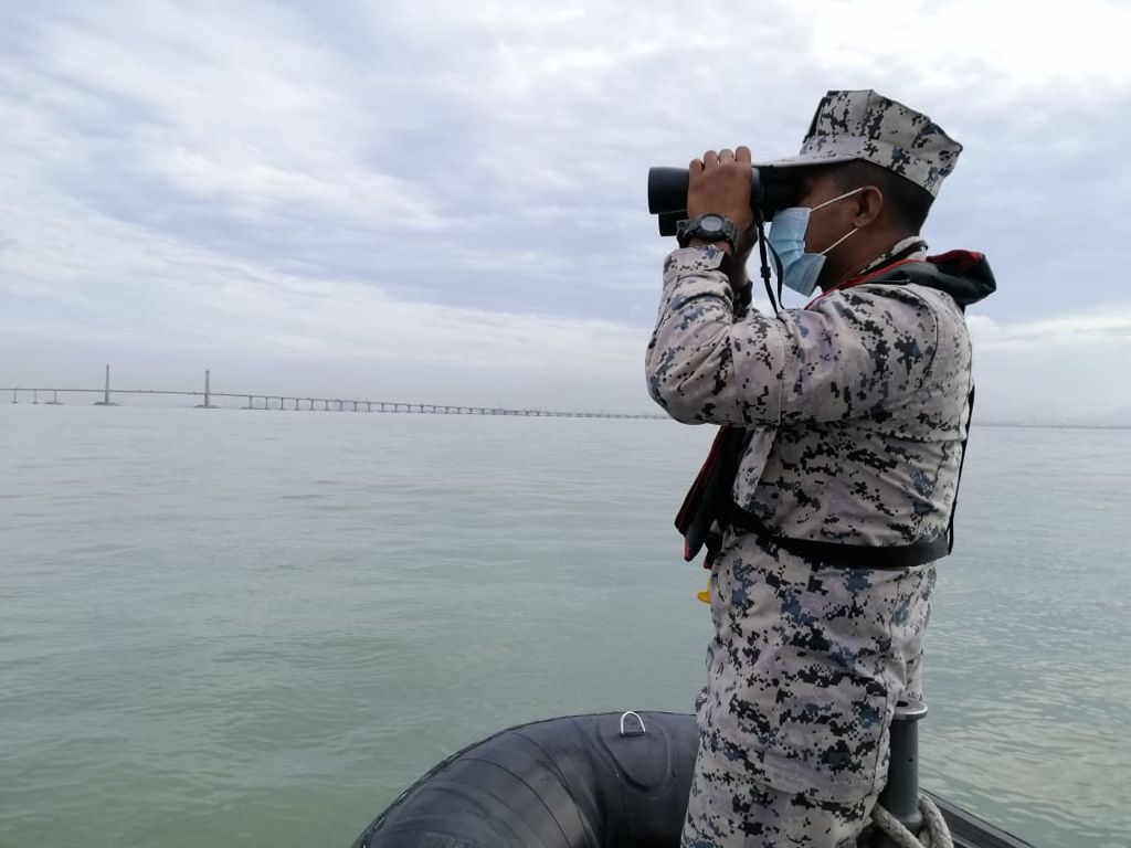 Lelaki tinggalkan nota, motosikal di atas Jambatan Pulau Pinang dipercayai lemas