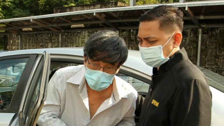 Bekas ejen pengurusan tak mengaku 23 tuduhan rasuah