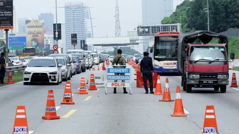 Warga asing cuba rempuh polis ditahan