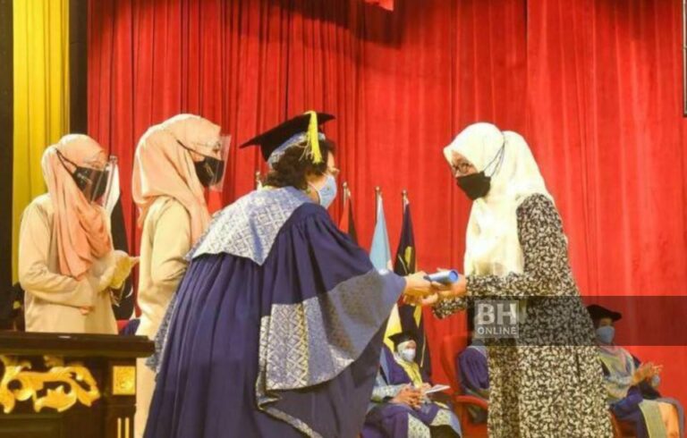 Ibu terima ijazah UM untuk Allahyarham Haziq