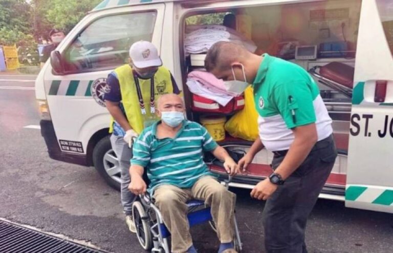 ‘Hilang satu undi, kita rugi’ – naik ambulans untuk mengundi