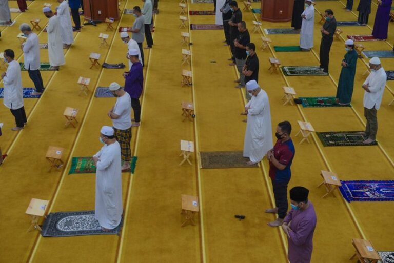 Sarawak benar solat di masjid, surau tanpa penjarakkan fizikal mulai 1 April
