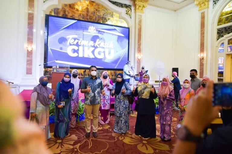 Sekolah wajib periksa sijil vaksinasi guru – Radzi