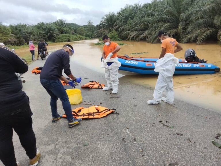 Mangsa banjir Pantai Timur meningkat, operator kilang korban pertama