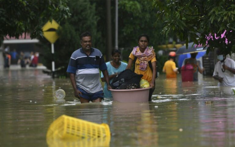 Redah hujan lebat bersama bayi 3 bulan elak terperangkap banjir