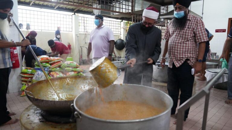 Tiada masalah makan makanan dimasak bukan Islam – Dr. Zulkifli