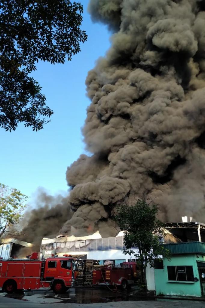 Kilang kitar semula terbakar, asap hitam menjulang ke udara