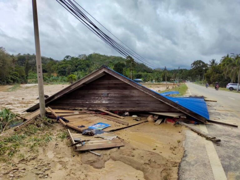 Rumah lenyap dihanyut banjir di Jelebu