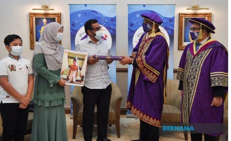 Suami isteri pilu terima skrol arwah anak di konvokesyen UMT