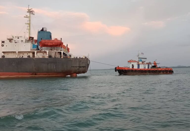 Maritim tahan dua bot dari Indonesia
