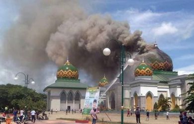 Lelaki dipenjara 9 tahun, 6 sebatan kerana bakar masjid