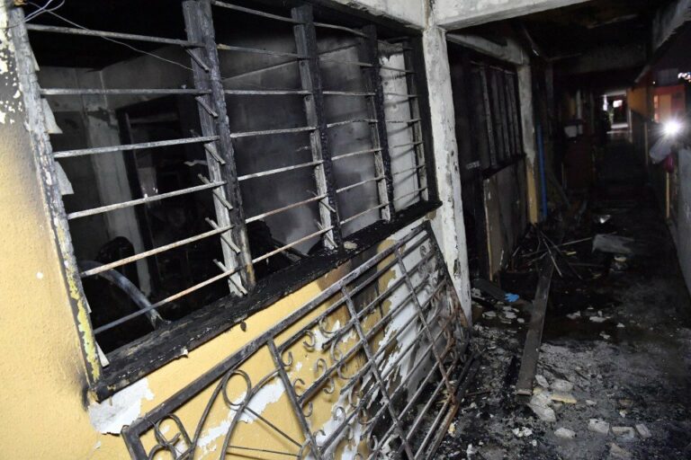 Lelaki kurang siuman bakar rumah sendiri