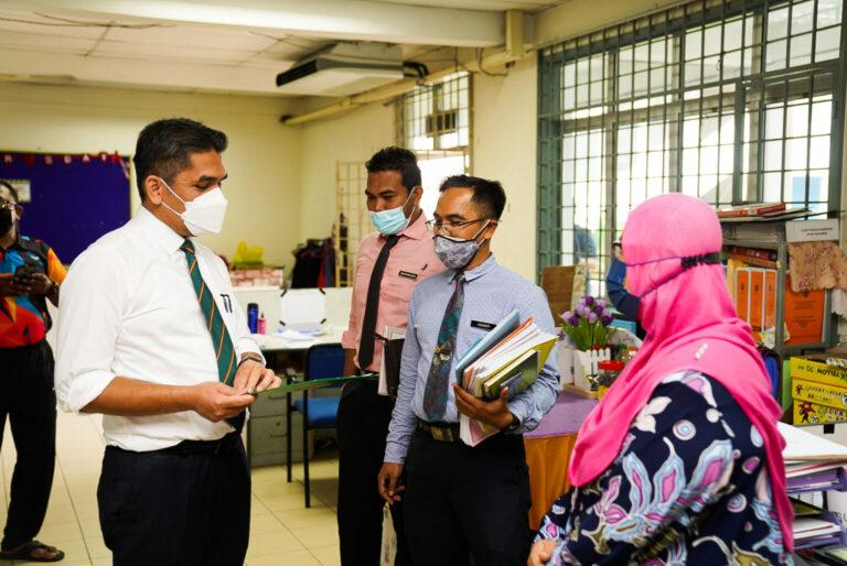 Kerajaan benarkan guru, petugas Kemas berpolitik – PM