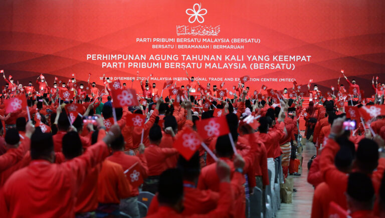 ‘Konspirasi jahat’ PH-BN punca penyitaan ‘salah’ akaun Bersatu