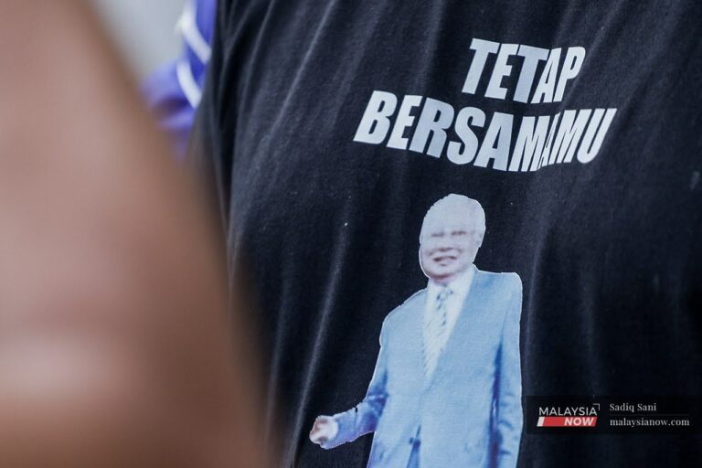 Ciumlah tangan Najib, pencuri Melayu-Islam, kata Dr Mahathir