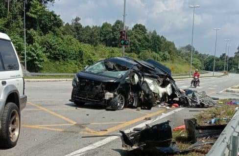 4 sekeluarga maut Vellfire dirempuh Navara langgar lampu merah