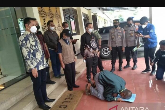 kepala-dinas-pendidikan-kabupaten-garut-ade-manadin-kiri-men-jns1