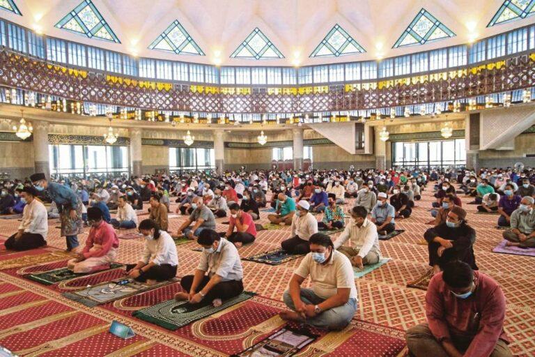 Solat sunat Aidilfitri dibenarkan dengan kapasiti penuh – Khairy