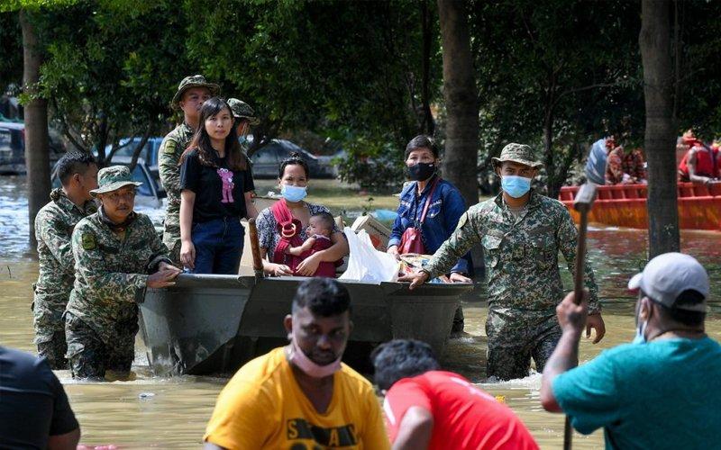 Tentera sertai Ops Murni bantu mangsa banjir di Johor