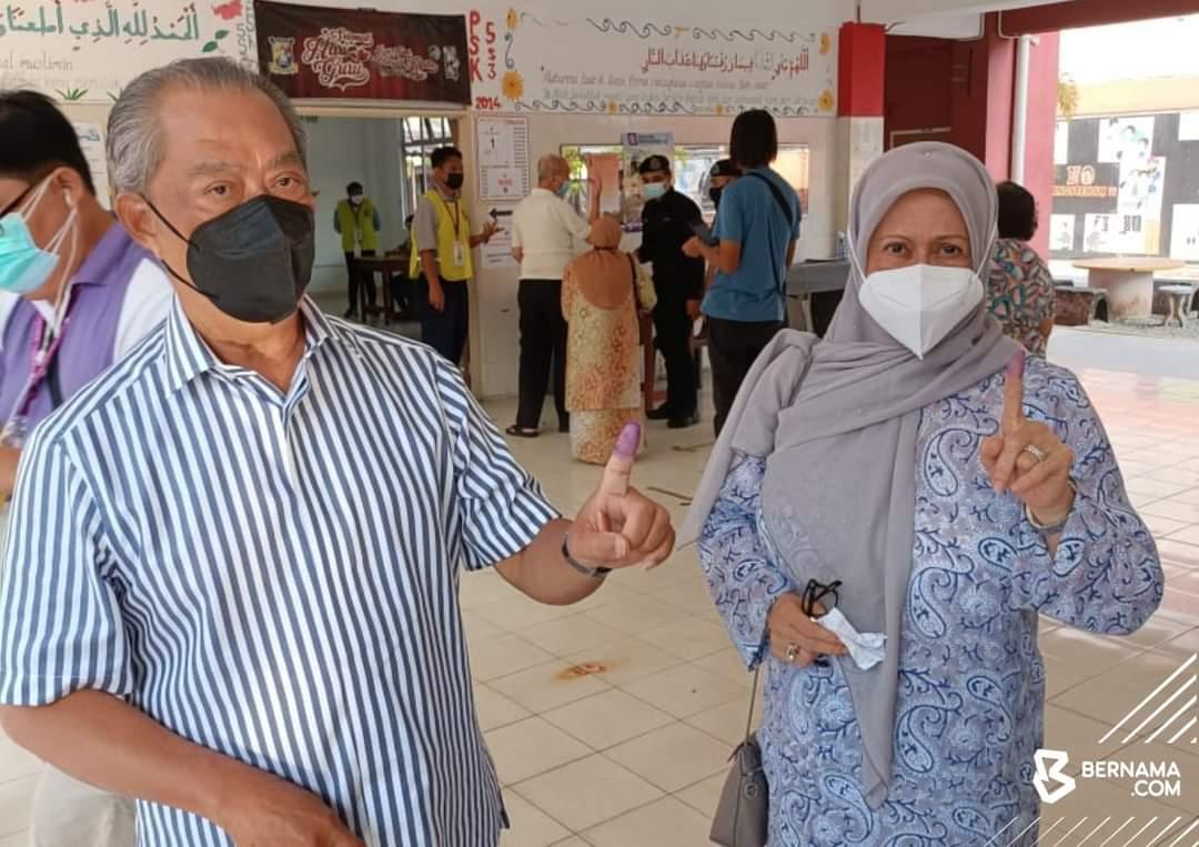 Muhyiddin, isteri mengundi di Maharani