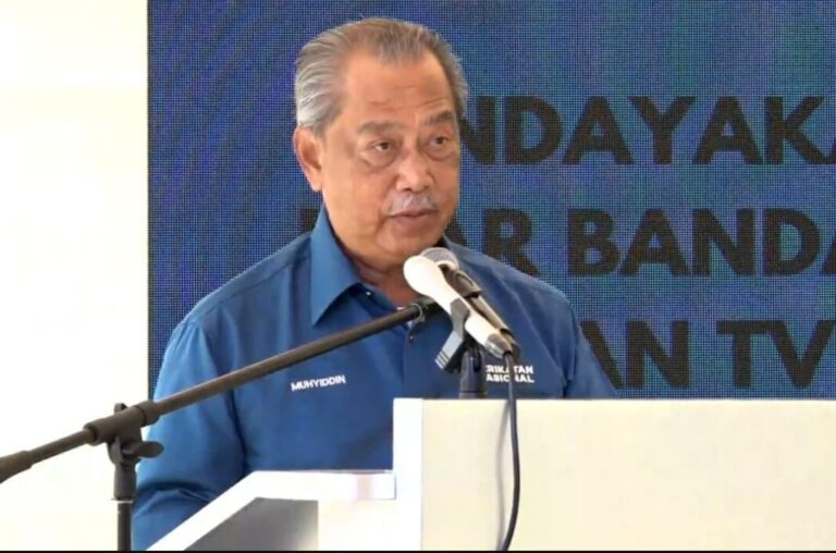Muhyiddin sedih budak kampung panjat pokok cari internet