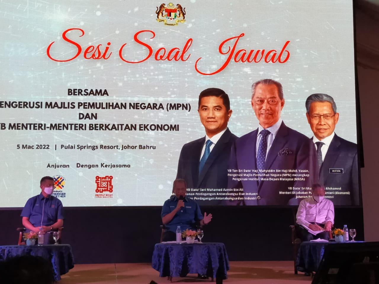 Perlekeh pemberian air percuma: Khaled Nordin angkuh, tidak sensitif, kata Muhyiddin