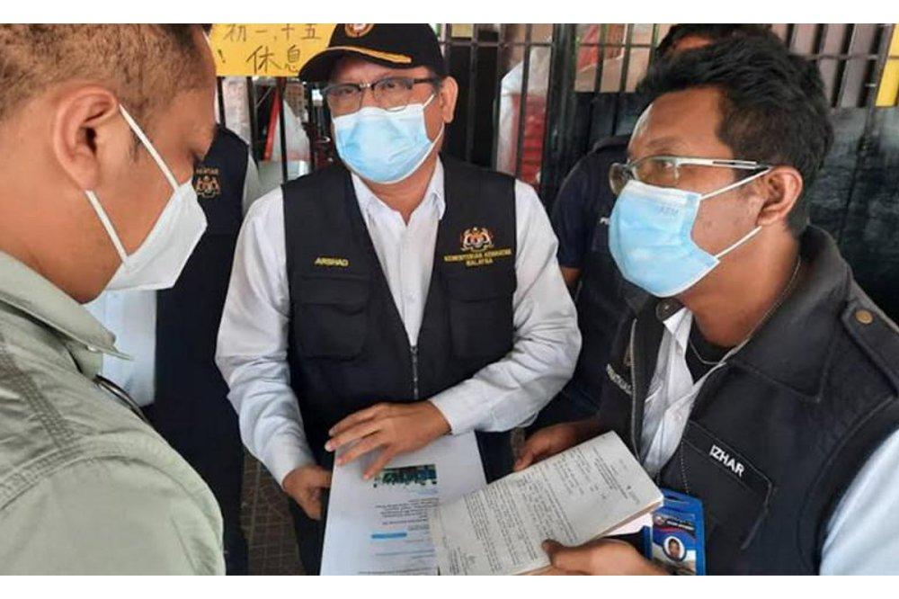 Pegawai khas mengaku berkelahi dengan wartawan rakam Najib kena kompaun