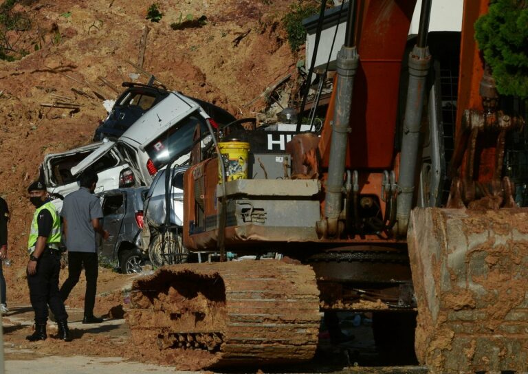 Rekahan tanah dikesan, 200 penduduk sekitar Taman Permai diarah kosongkan rumah