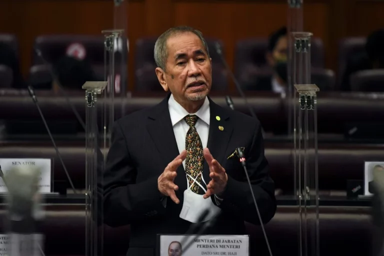 Wan Junaidi bentang RUU pinda Perkara 10 Perlembagaan 