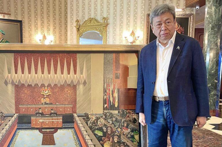 [VIDEO] Sultan Selangor beli lukisan unik, papar ‘realiti sinis’ di Dewan Rakyat