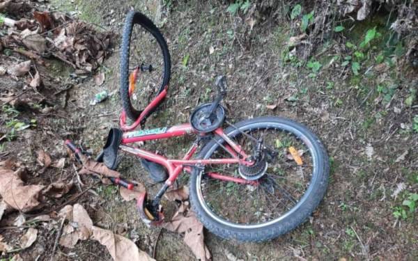 Penunggang basikal warga emas maut dirempuh kereta terbabas