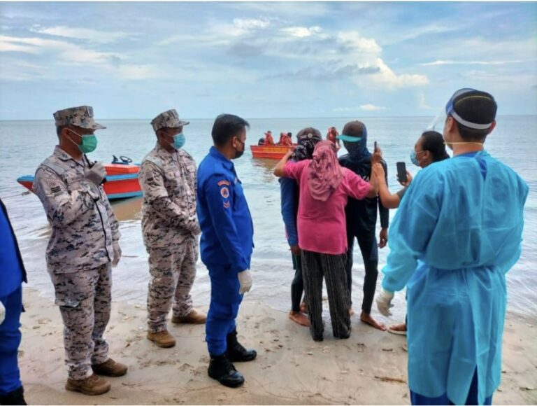 Dua beradik selamat selepas hanyut akibat enjin bot rosak
