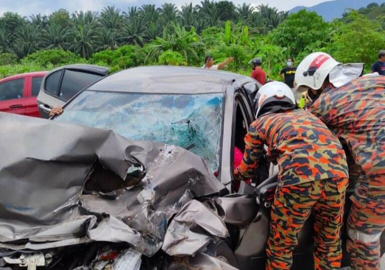 Pegawai kanan bomba cedera, isteri parah kemalangan