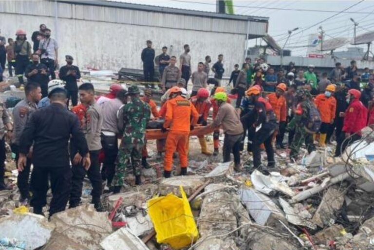 Empat maut bangunan runtuh di Kalimantan Selatan
